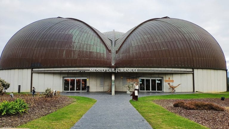 Fachada del Museo del Jurásico de Asturias en Colunga con su característica estructura en forma de huella tridáctila