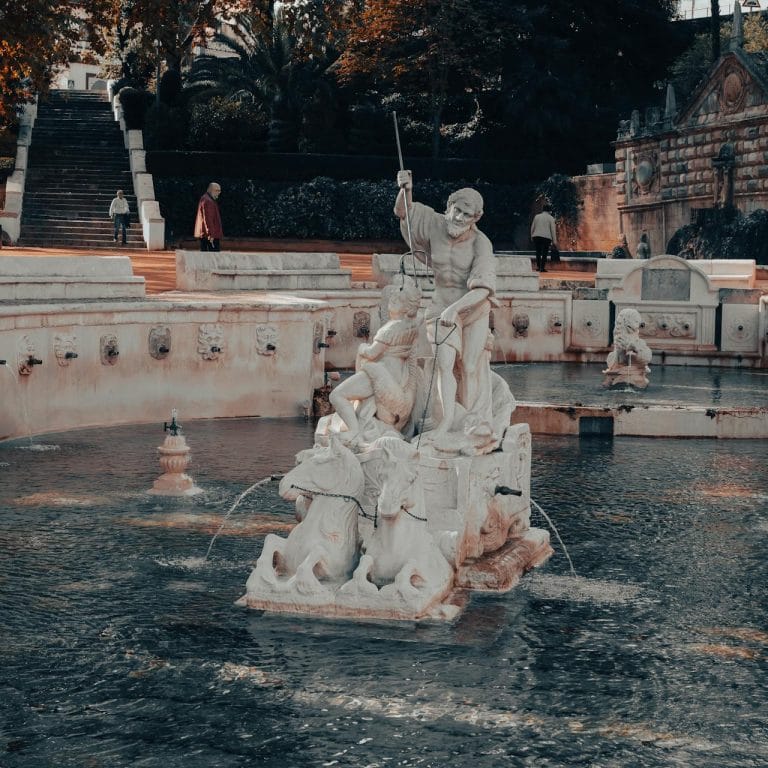 Fuente del Rey en Priego de Córdoba, una monumental fuente barroca con esculturas mitológicas en el centro histórico.