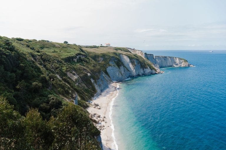 Vista panorámica de los acantilados y playa salvaje en la costa de Gijón, Asturias