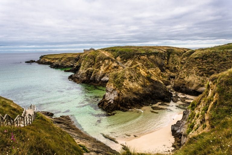 Cala escondida entre acantilados en Ferrol, Galicia, con aguas cristalinas y entorno natural virgen