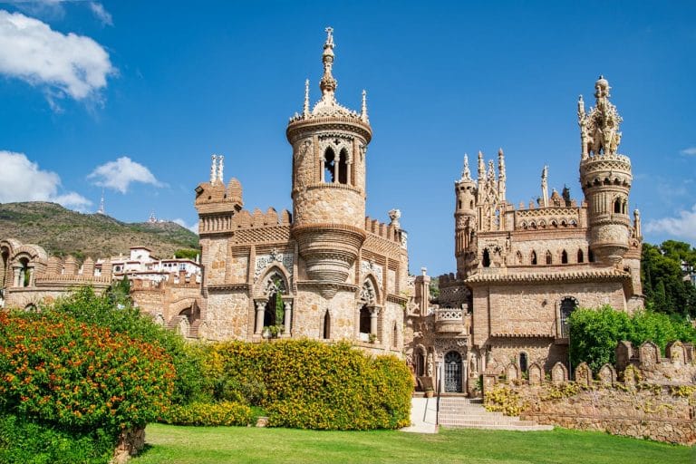 Vista frontal del Castillo de Colomares en Benalmádena, Málaga, un monumento con estilo arquitectónico único bajo un cielo azul.