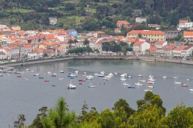 Vista panorámica de Corcubión y su puerto con barcos en la ría, en la costa de Galicia