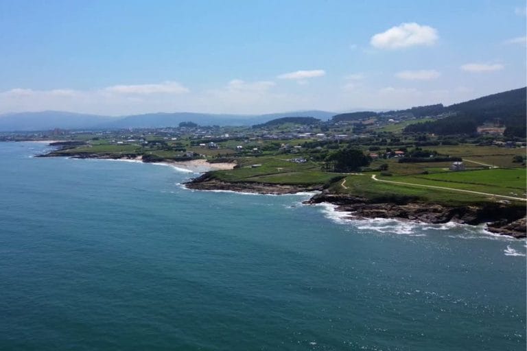Panorámica de la costa de Foz en Galicia, con acantilados, calas y paisajes verdes frente al mar Cantábrico.