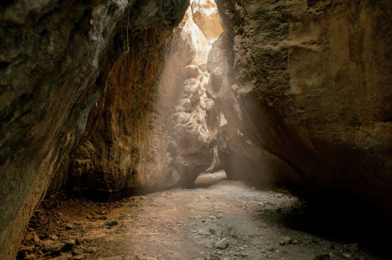 Interior de una cueva en el estrecho de la arboleja en el parque nacional de sierra nevada con rayos de luz penetrando entre las formaciones rocosas