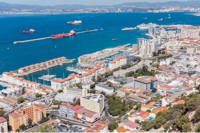 Vista aérea de la ciudad de Gibraltar con su puerto repleto de barcos y edificaciones junto al estrecho