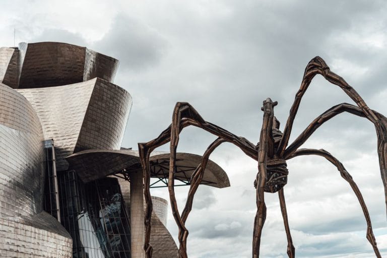 Escultura Maman de Louise Bourgeois frente al Museo Guggenheim de Bilbao, icono del arte contemporáneo en España.