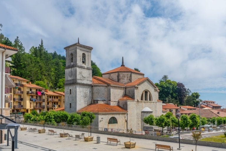 Basílica de la Asunción de Nuestra Señora de Lekeitio, templo neogótico con campanario y tejados rojizos que domina la plaza principal de esta villa marinera de Bizkaia.