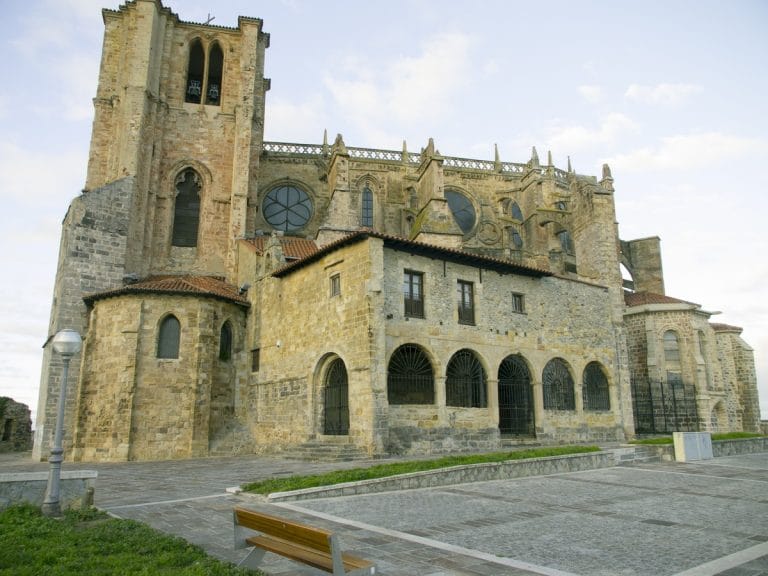 Iglesia de Santa María del Puerto en Santoña, un imponente templo románico con detalles góticos junto al mar