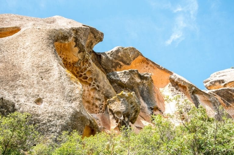 Formaciones rocosas erosionadas en el monte Arabí con paredes de piedra caliza y cielo azul de fondo.