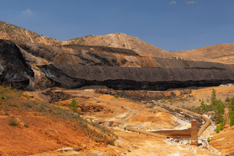 Vista del paisaje minero de Río Tinto en Huelva con formaciones rocosas y colores ocres característicos