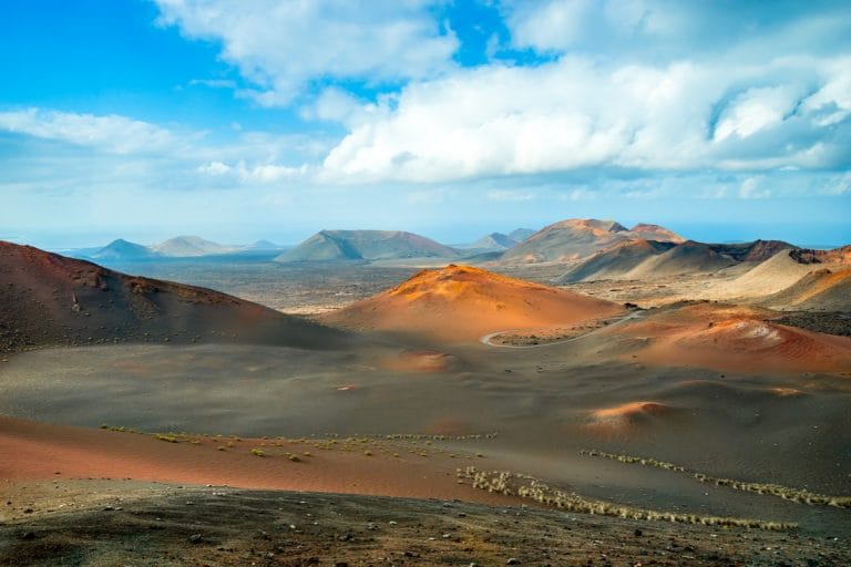 Vista panorámica del Parque Nacional de Timanfaya en Lanzarote con conos volcánicos y paisaje de origen volcánico