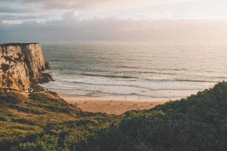 Vista aérea del faro del Cabo de São Vicente al atardecer, sobre un acantilado junto al océano Atlántico en el Algarve.