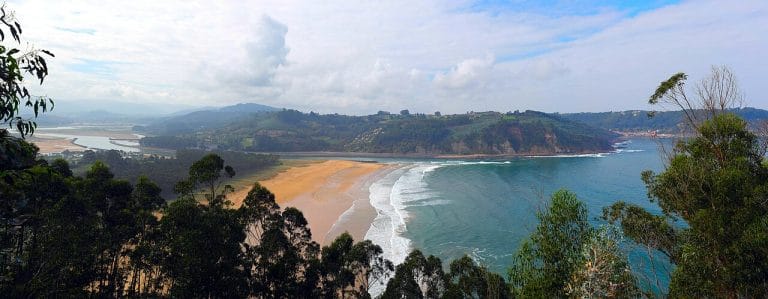 Vista panorámica de la playa de Rodiles y la ría de Villaviciosa desde el monte Rodiles en Asturias