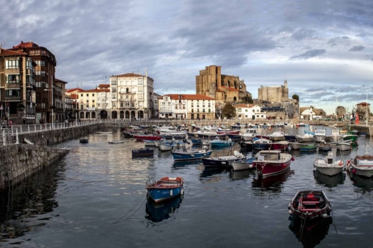Puerto de Castro Urdiales con barcas amarradas y la iglesia de Santa María de la Asunción al fondo, Cantabria