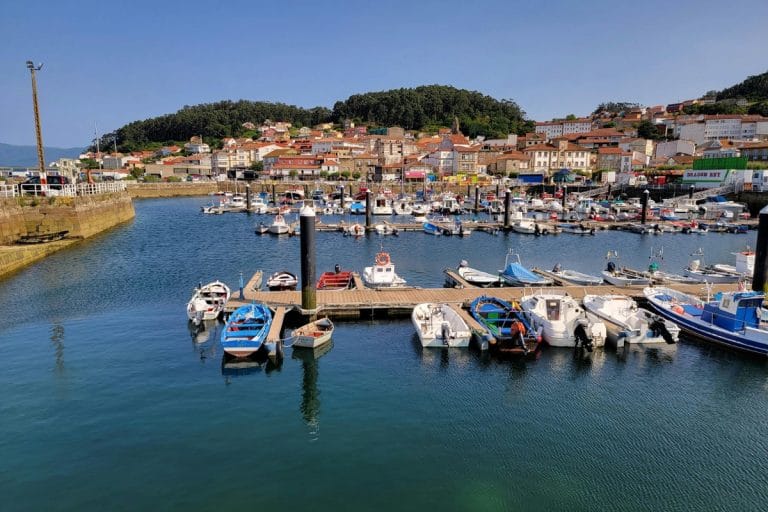 Puerto de Muros con barcos amarrados y el casco histórico al fondo en la ría de Muros y Noia, Galicia