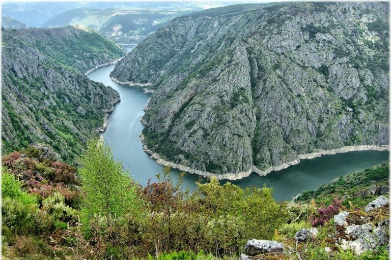 Amplia vista panorámica del cañón fluvial de la Ribeira Sacra en Lugo, Monforte de Lemos, con el río serpenteando entre escarpadas laderas rocosas y vegetación