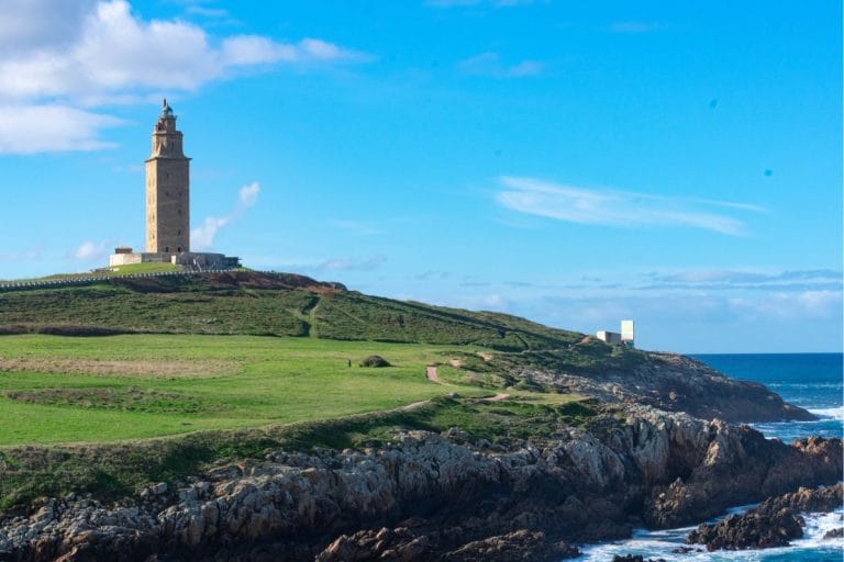 Vista de la Torre de Hércules sobre el acantilado en A Coruña, Galicia, con el mar de fondo