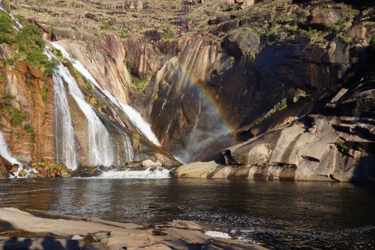 Cascada do Ézaro en Galicia, con salto de agua del río Xallas desembocando directamente en el mar en plena Costa da Morte.