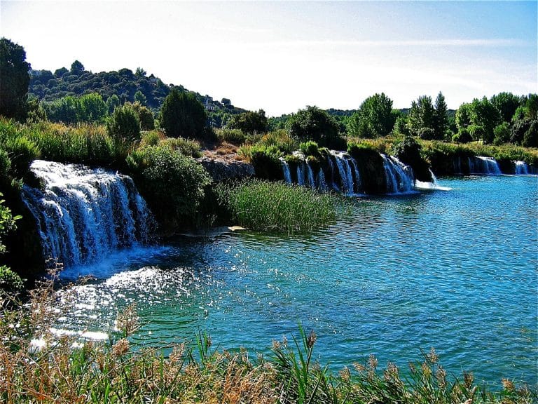 Cascadas y aguas turquesas en las Lagunas de Ruidera, dentro del Parque Natural en Castilla-La Mancha