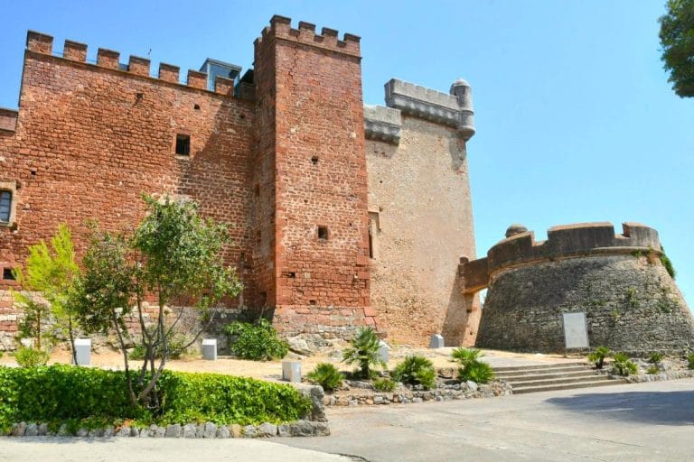 Vista exterior del Castillo de Castelldefels en la provincia de Barcelona