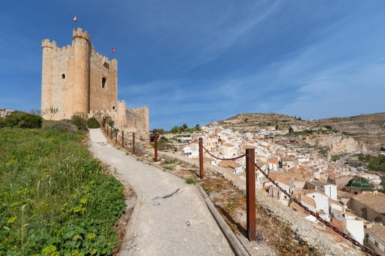 Vista del Castillo de Chinchilla de Montearagón en Albacete, una fortaleza medieval situada sobre un cerro con vistas a la llanura manchega