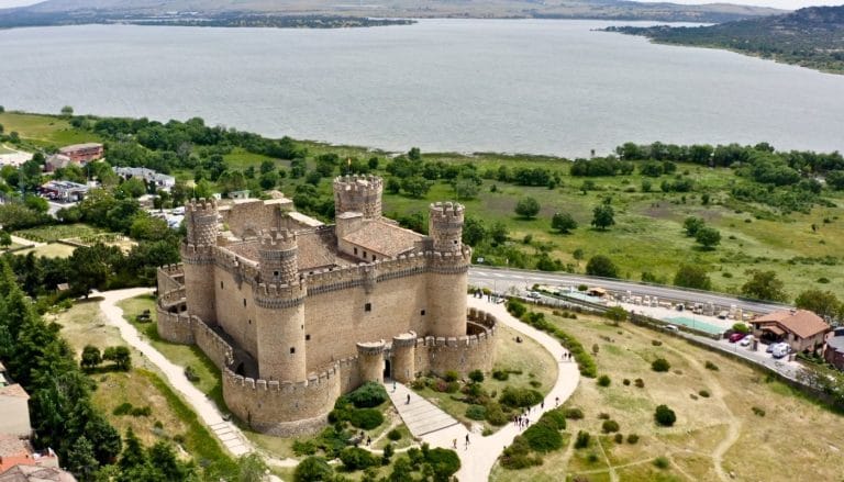 Vista aérea del Castillo de Manzanares el Real junto al embalse de Santillana en la Sierra de Guadarrama, Madrid