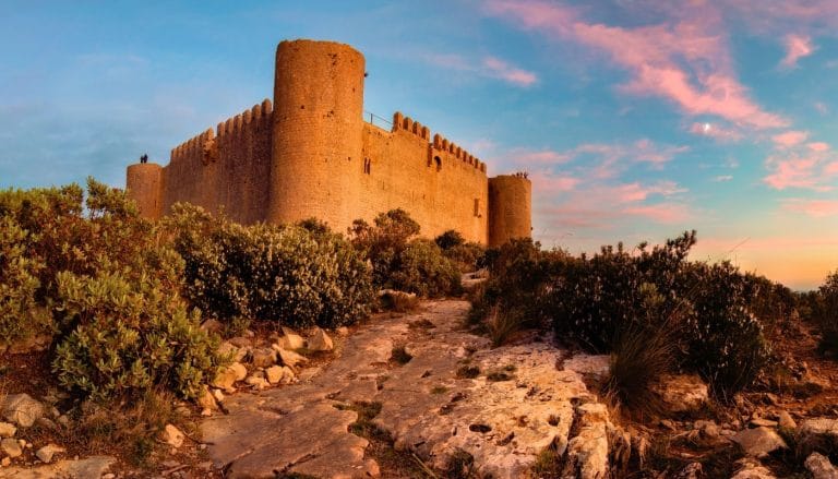 Vista del Castillo de Montgrí al atardecer, en el Baix Empordà, Girona, dentro del Parque Natural del Montgrí, Illes Medes y Baix Ter