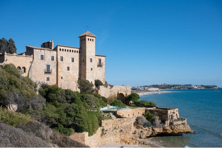 Vista lateral del castillo de Tamarit frente al mar y la playa en la Costa Dorada
