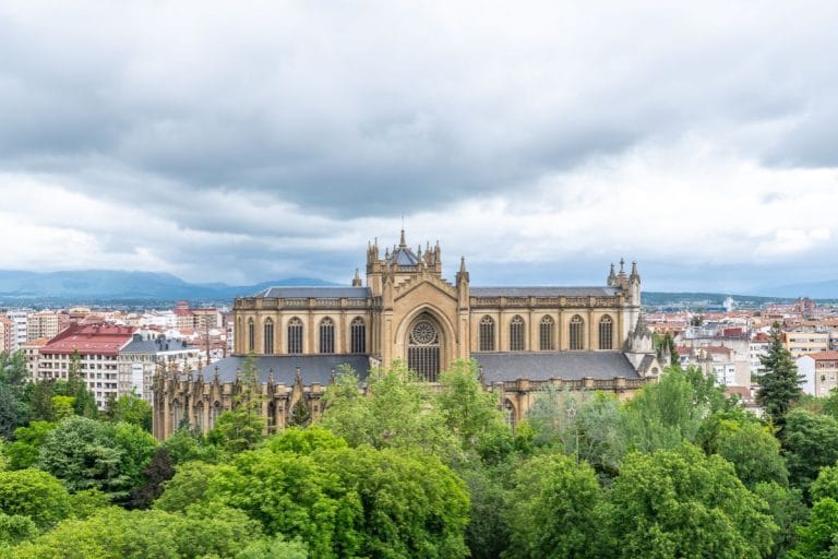 Vista aérea de la Catedral Nueva de Vitoria-Gasteiz entre árboles y edificios urbanos