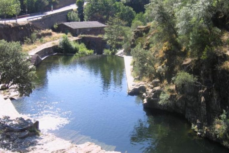 Charco La Olla en Segura de León, piscina natural rodeada de vegetación y formaciones rocosas