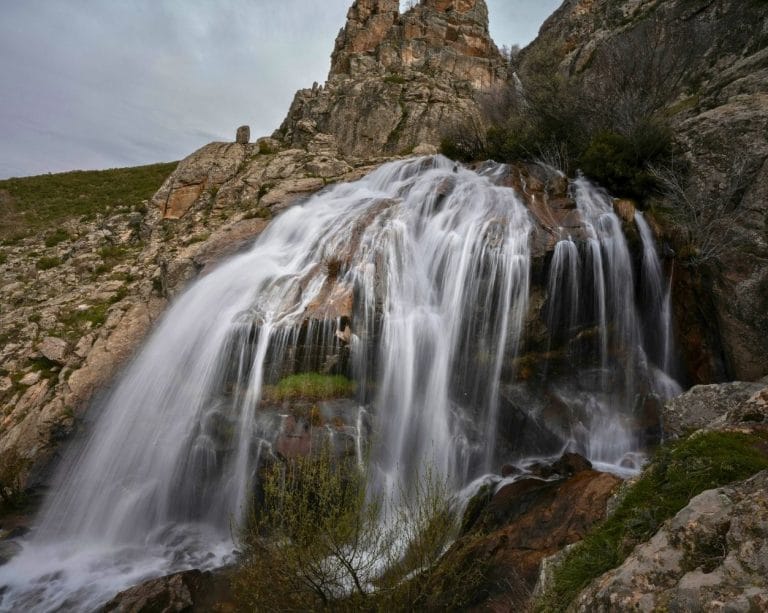 Cascada Chorrera de los Litueros en la Sierra de Guadarrama, Madrid