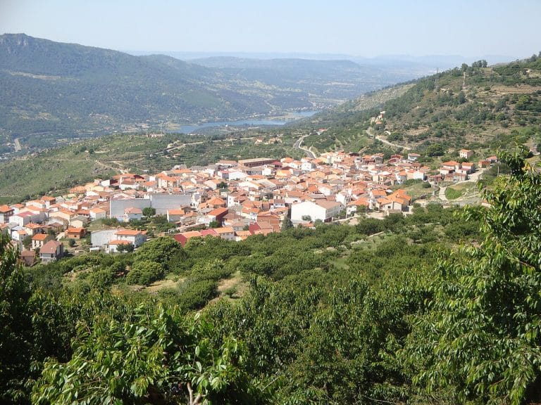 Vista panorámica del pueblo de El Torno en Cáceres, rodeado de montañas y vegetación