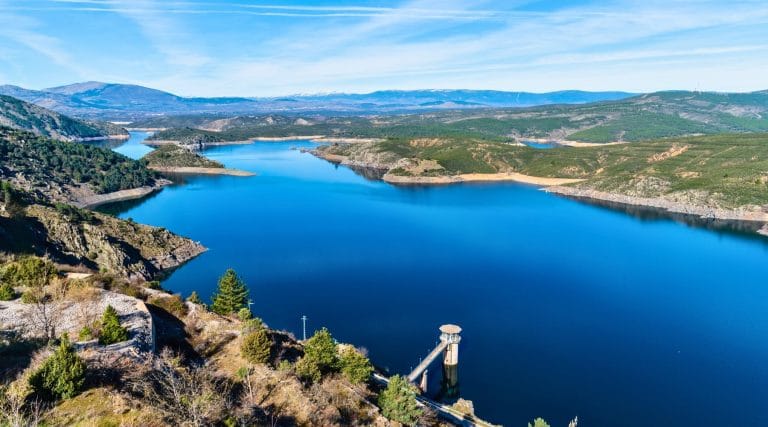 Vista panorámica del embalse de El Atazar rodeado de montañas y bosques en la Sierra Norte de Madrid
