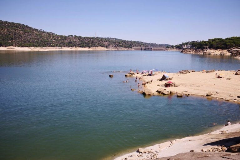 Zona de baño con arena en el Pantano de San Juan en Madrid