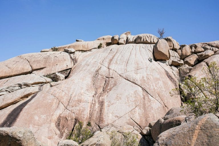Escalador en las formaciones rocosas de La Pedriza, Sierra de Guadarrama en Madrid