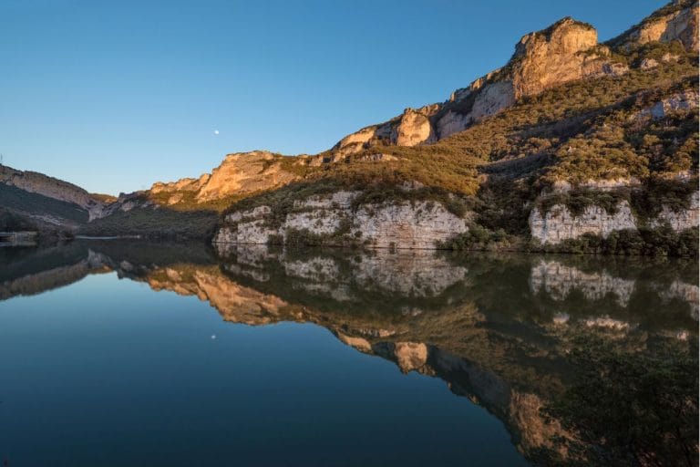 Reflejo de los acantilados del desfiladero de Sobrón al atardecer, en la provincia de Burgos
