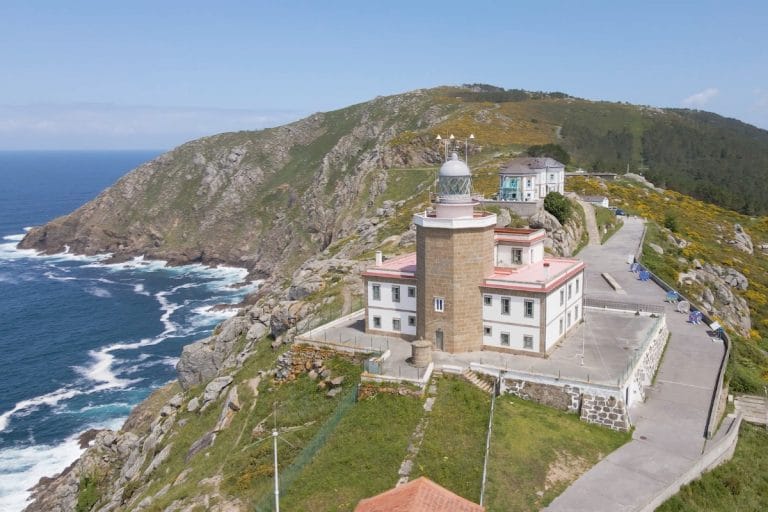 Faro de Finisterre sobre los acantilados de la costa gallega, con vistas al océano Atlántico