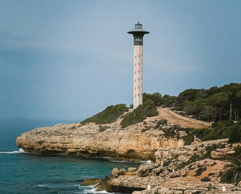 Faro de Torredembarra sobre un acantilado con vistas al mar Mediterráneo en la Costa Dorada