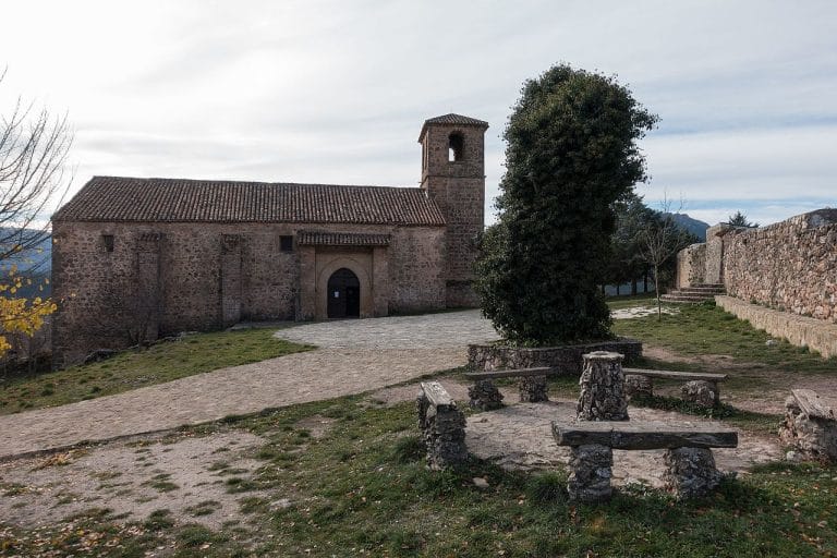 Iglesia parroquial de Riópar Viejo en Albacete con zona de descanso y vistas a la sierra