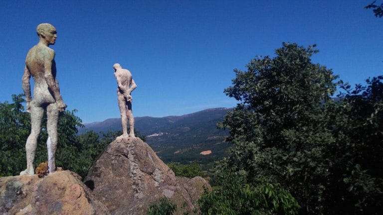 Esculturas del Mirador de la Memoria en El Torno, Cáceres, con vistas al valle y las montañas