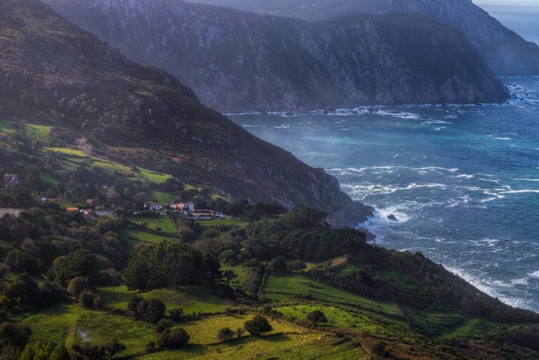 Paisaje de San Andrés de Teixido con acantilados sobre el mar Cantábrico y colinas verdes en la costa de Galicia.