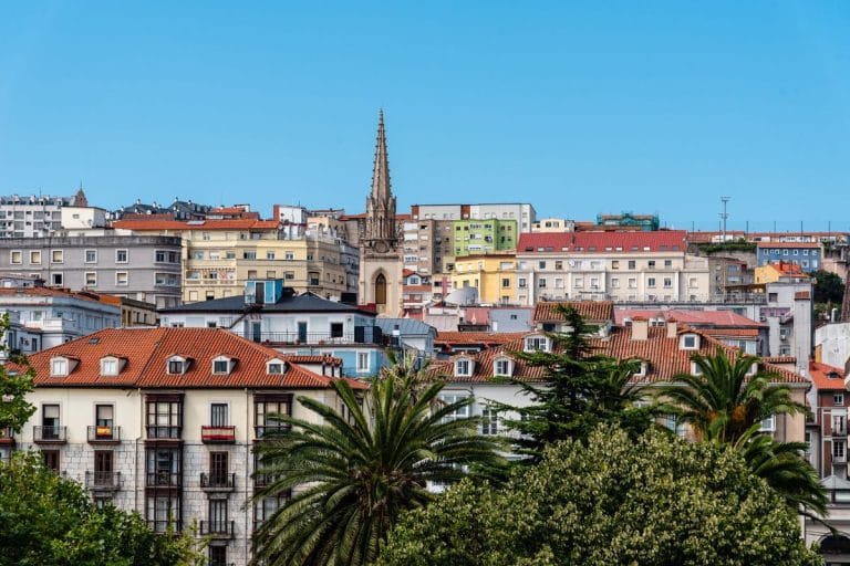 Panorámica del centro de Santander con edificios y la aguja de la iglesia de San Francisco en un día soleado de verano