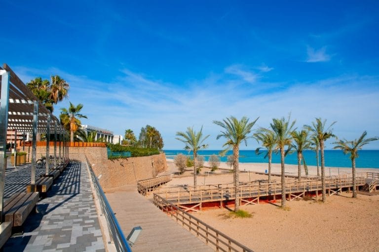 Paseo marítimo con palmeras junto a la playa de Benicàssim en la Costa del Azahar