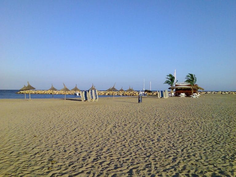 Playa de Cambrils con chiringuito, sombrillas y vistas al mar en un ambiente tranquilo