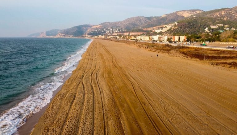 Vista aérea de la playa de Castelldefels en la provincia de Barcelona