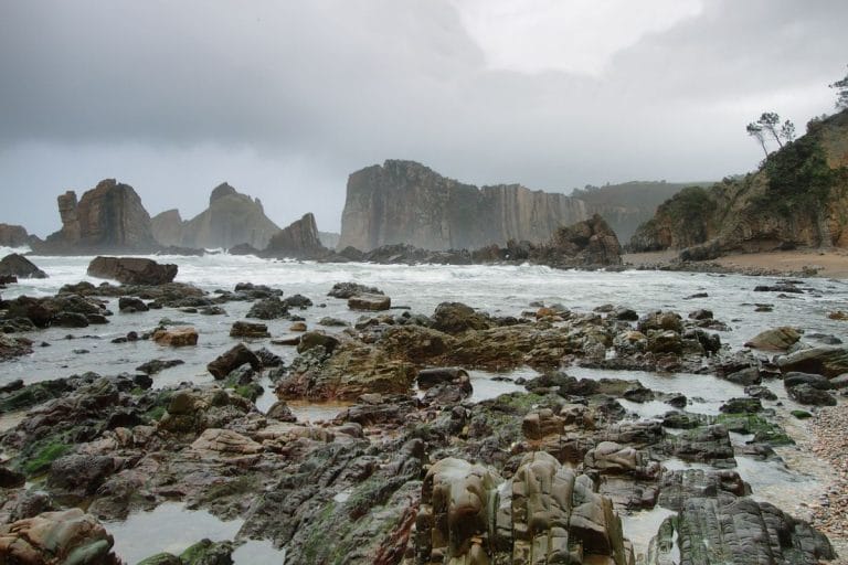 Formaciones rocosas y mar embravecido en la Playa del Silencio, en la costa occidental de Asturias
