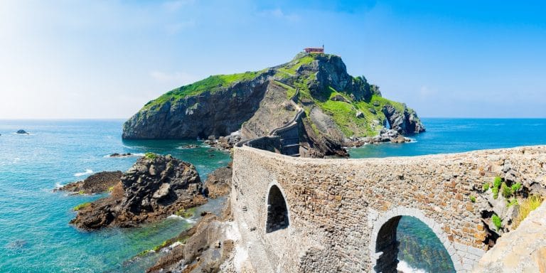 Vista del puente y la ermita de San Juan de Gaztelugatxe en la costa de Bizkaia