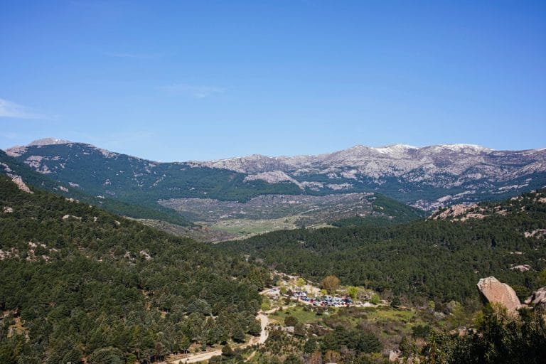 Panorámica de la Sierra de Guadarrama con montañas y bosques en el Parque Nacional