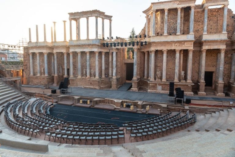 Escenario y graderío del teatro romano de Mérida en Badajoz, preparado para un espectáculo