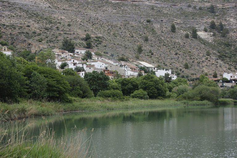 Vista de Tolosa, pedanía de Alcalá del Júcar, junto al río Cabriel en Albacete